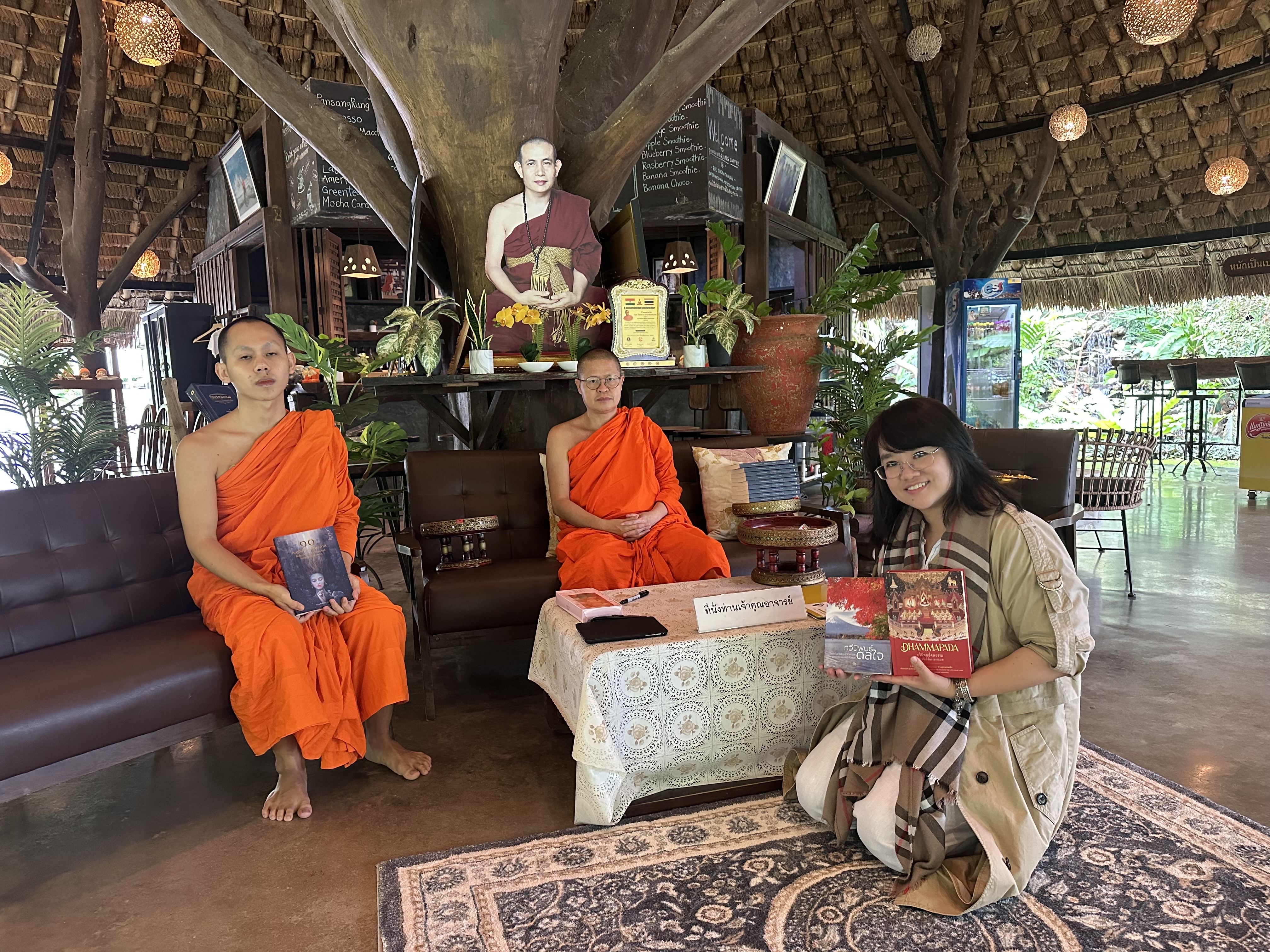 ดร.ขวัญชนก เหล่าสุนทร พร้อมนิสิต ป.โท สาขานวัตกรรมสังคมและวัฒนธรรมสร้างสรรค์ เข้ากราบนมัสการ ท่านเจ้าคุณพระเมธีวชิโรดม ณ วัดไร่เชิญตะวัน จังหวัดเชียงราย ค่ะ