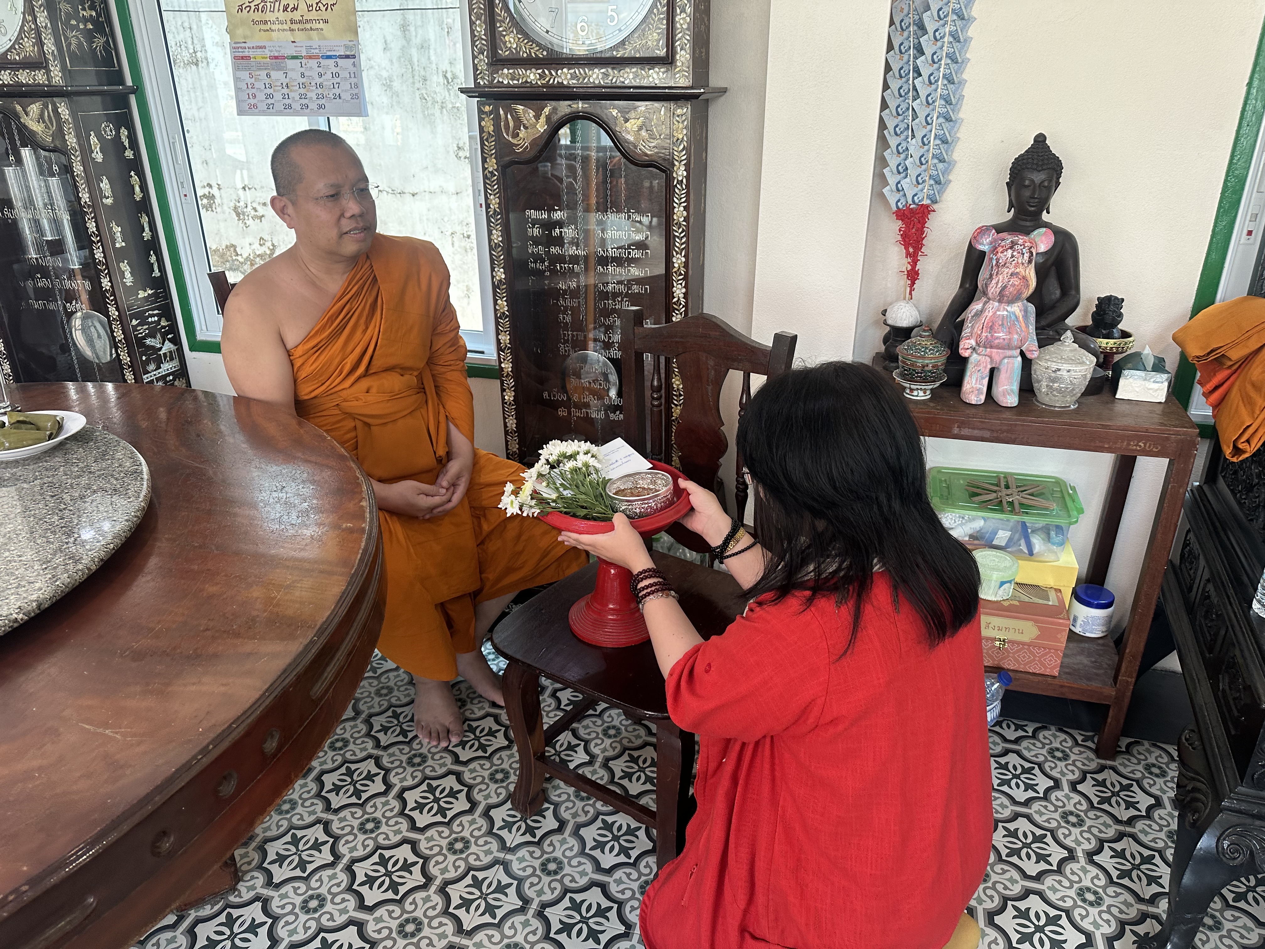 สืบสานป๋าเวณีปีใหม่เมือง... น้อมกราบขอขมาและขอพรพระเถรานุเถระเพื่อสิริมงคลในการปฏิบัติงาน - รูปภาพ 2