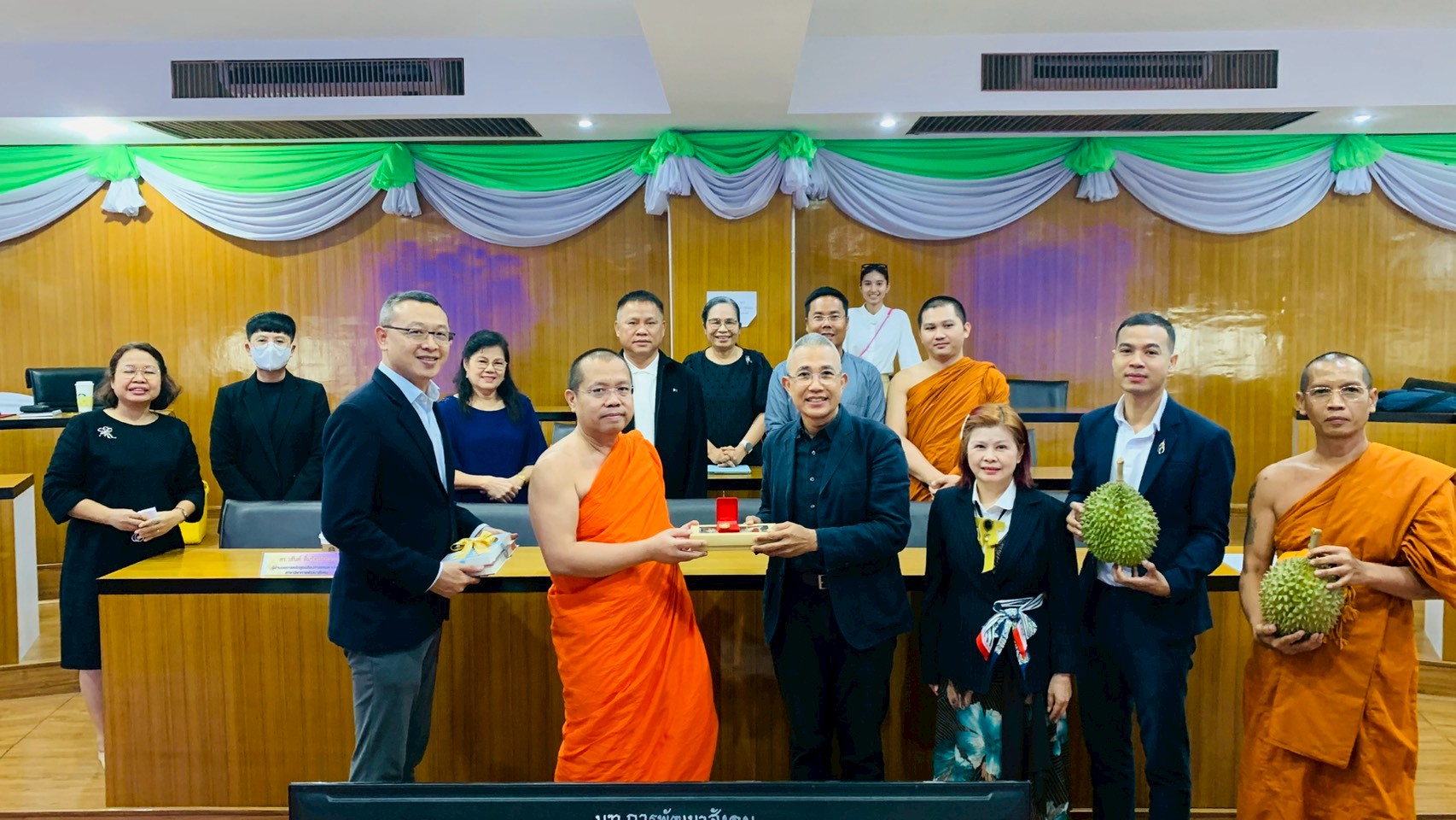 ฟังบรรยายพิเศษ หัวข้อ "การพัฒนาสังคมและสื่อสารภาพลักษณ์ ด้วยแนวคิด From Local สู่ เลอค่า"