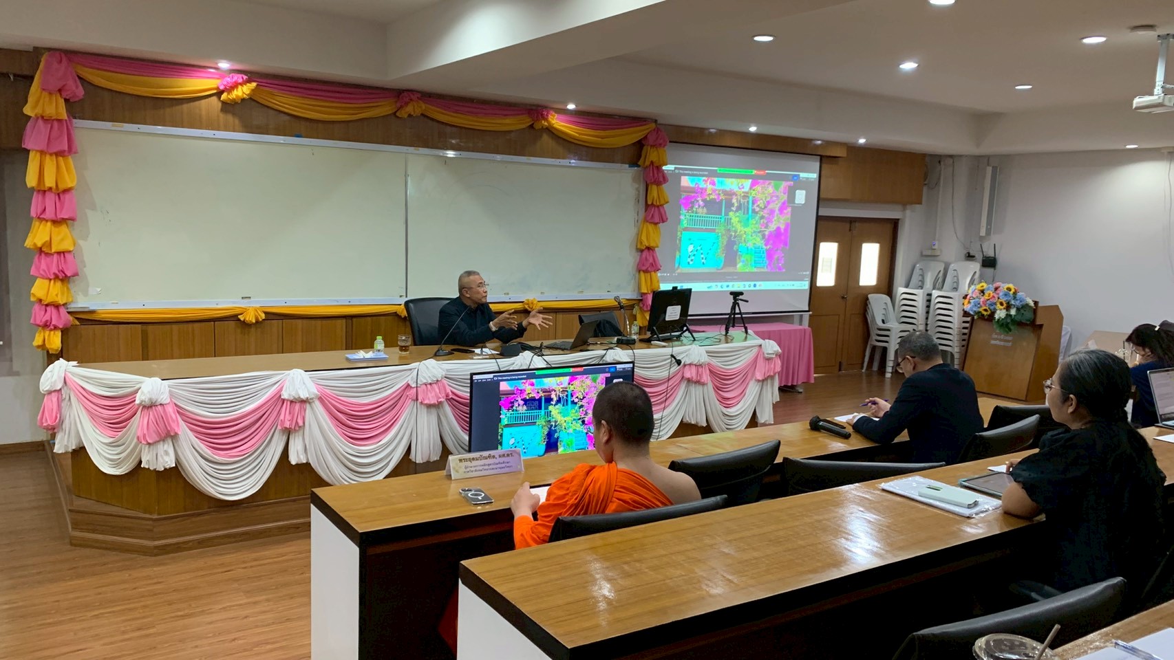 ฟังบรรยายพิเศษ หัวข้อ "การพัฒนาสังคมและสื่อสารภาพลักษณ์ ด้วยแนวคิด From Local สู่ เลอค่า" - รูปภาพ 20