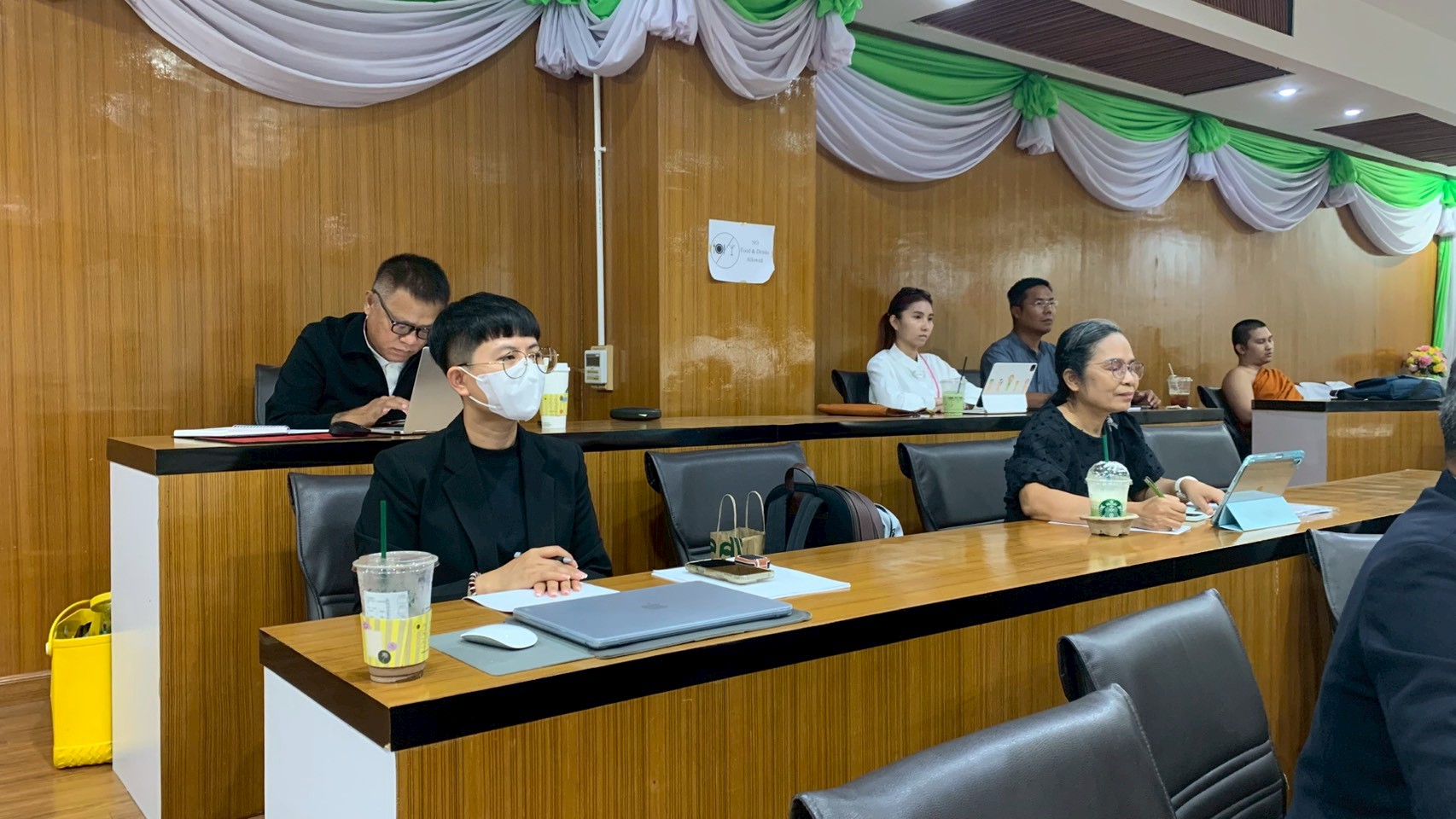 ฟังบรรยายพิเศษ หัวข้อ "การพัฒนาสังคมและสื่อสารภาพลักษณ์ ด้วยแนวคิด From Local สู่ เลอค่า" - รูปภาพ 10