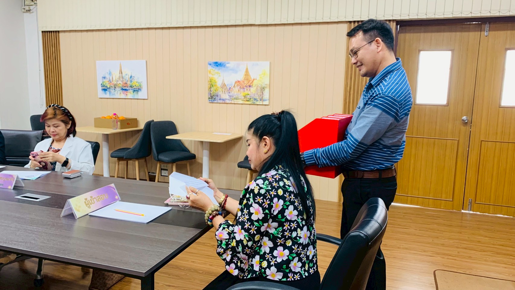 การสอบวัดคุณสมบัติ (Qualifying Examination: QE) ด้วยการสอบปากเปล่า (Oral) นิสิตหลักปรัชญาดุษฎีบัณฑิต สาขาวิชาการพัฒนาสังคม รุ่นที่ ๑๑   - รูปภาพ 17