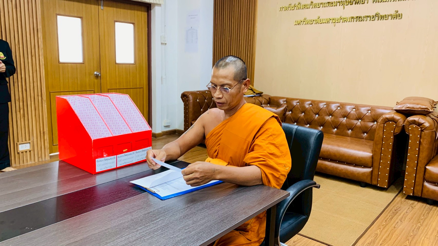 การสอบวัดคุณสมบัติ (Qualifying Examination: QE) ด้วยการสอบปากเปล่า (Oral) นิสิตหลักปรัชญาดุษฎีบัณฑิต สาขาวิชาการพัฒนาสังคม รุ่นที่ ๑๑   - รูปภาพ 6