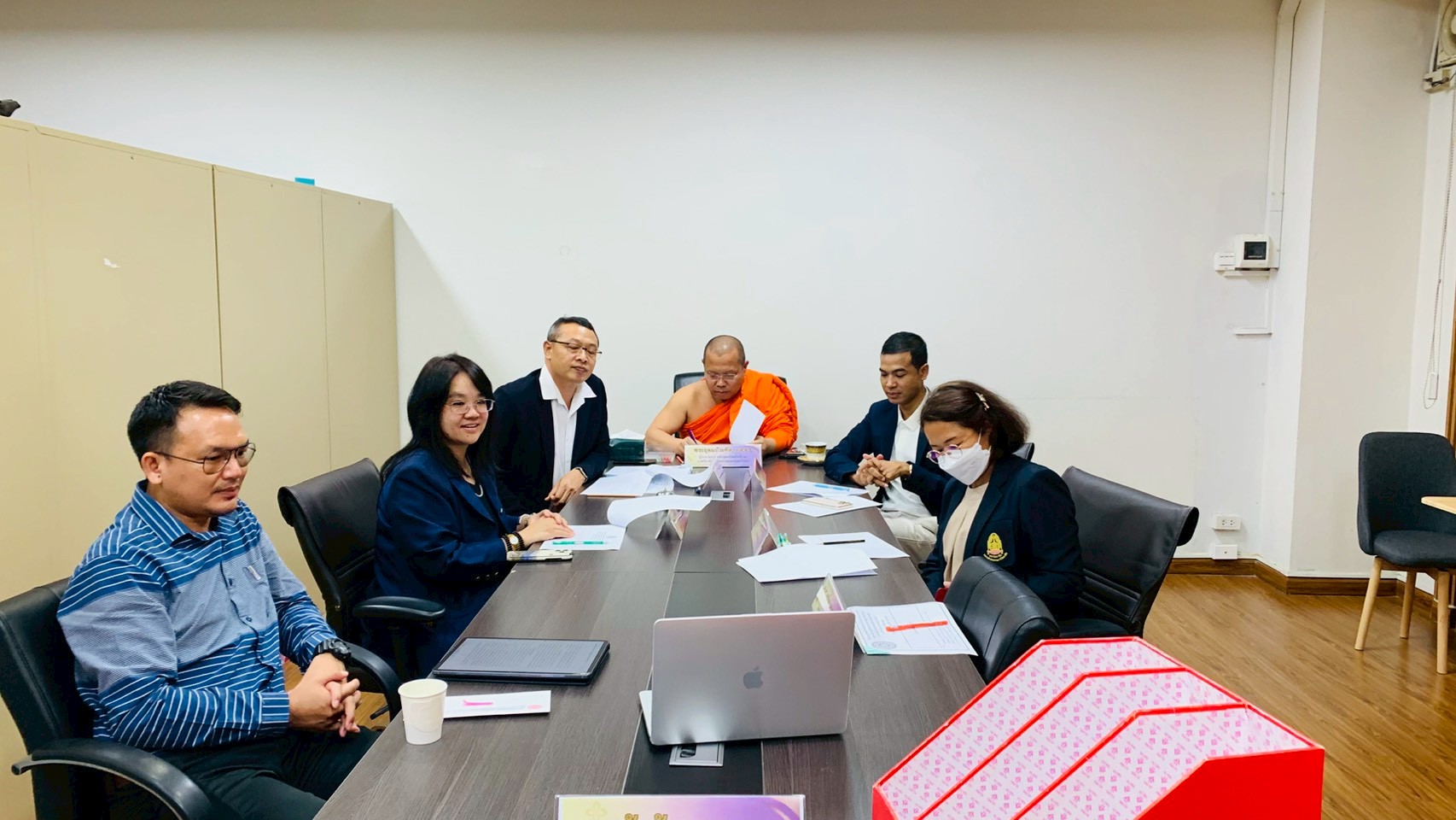 การสอบวัดคุณสมบัติ (Qualifying Examination: QE) ด้วยการสอบปากเปล่า (Oral) นิสิตหลักปรัชญาดุษฎีบัณฑิต สาขาวิชาการพัฒนาสังคม รุ่นที่ ๑๑   - รูปภาพ 8